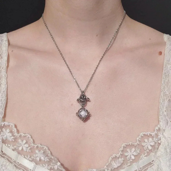 Hand Crafted Jewelry - Antique classic style white pearl necklace with a small silver chain